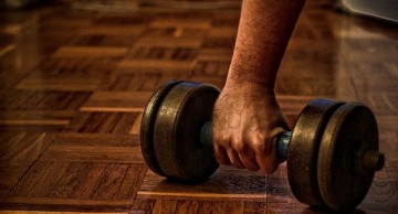 Utilizzare pesi o banco di peso per l'allenamento